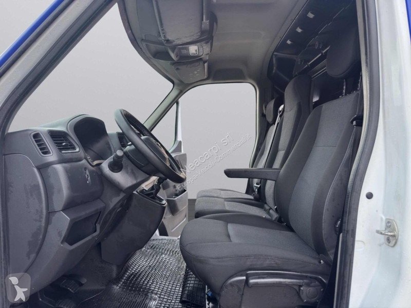 عربة نفعية Nissan