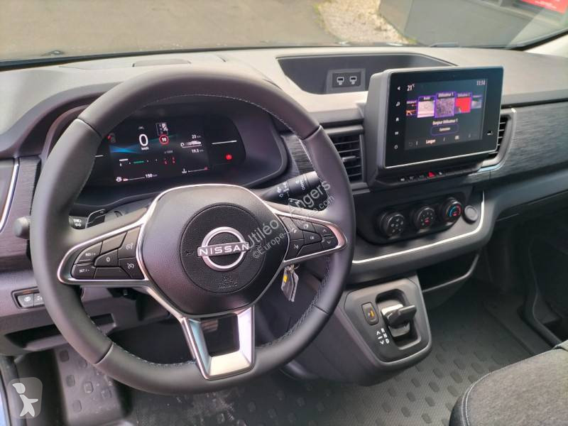 عربة نفعية Nissan