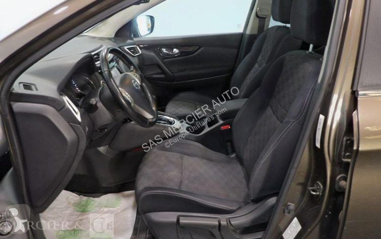 عربة نفعية Nissan