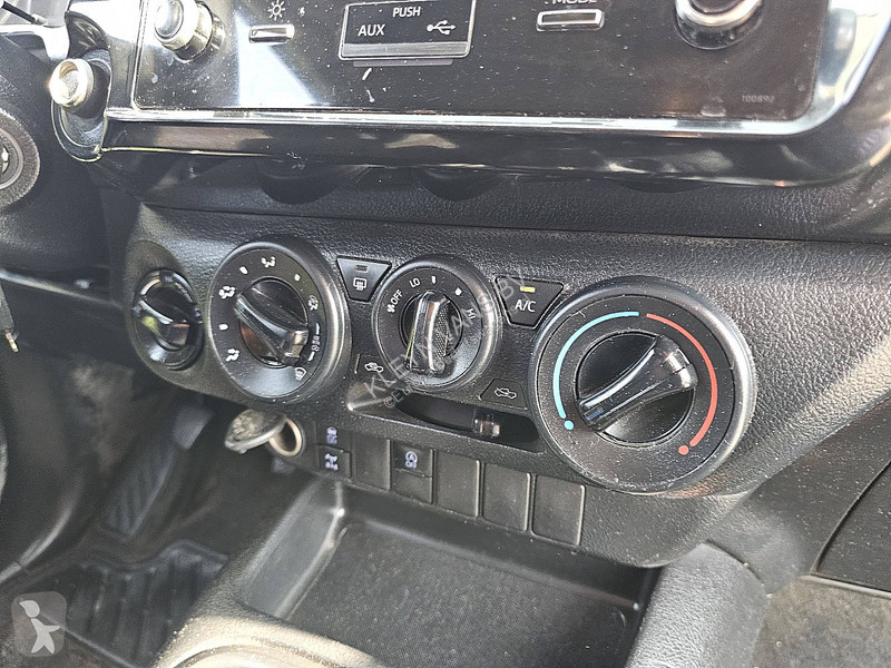 عربة نفعية Toyota 2.4 4x4 Airco NAP Pickup Hilux