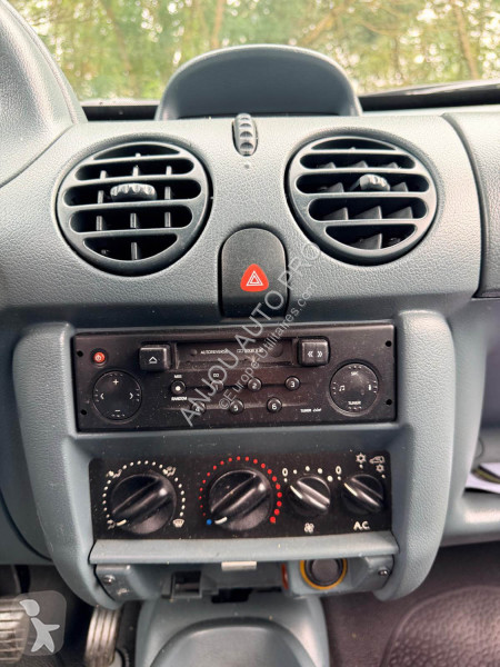 عربة نفعية Renault 1.9D 65CH RTA D65 FAIBLE...