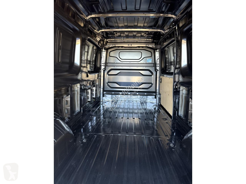 Véhicule utilitaire Nissan INTERSTAR Tekna 3.5t...
