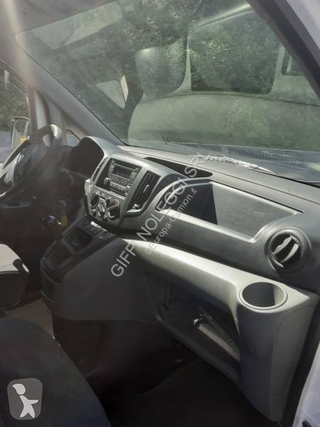 عربة نفعية Nissan