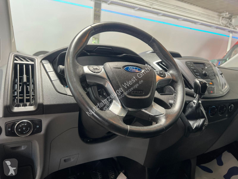 Véhicule utilitaire Ford...