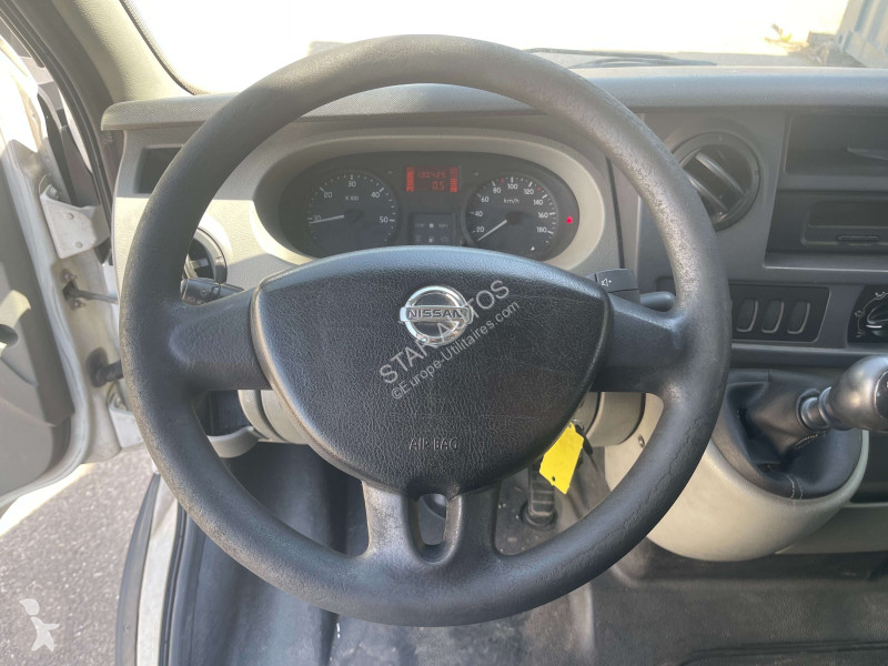 عربة نفعية Nissan