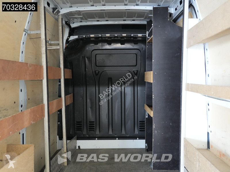 Лекотоварен автомобил Renault Glasresteel L2H2...
