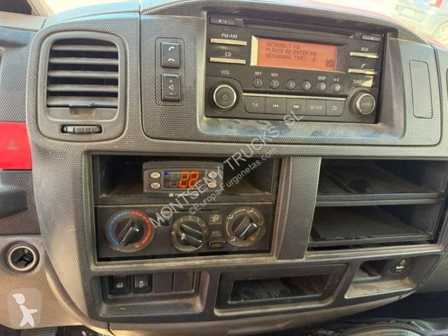 عربة نفعية Nissan