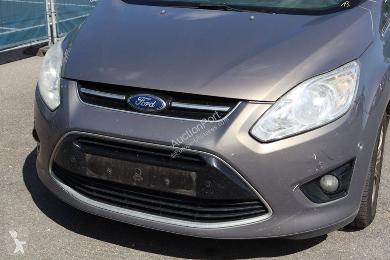 Véhicule utilitaire Ford Grand