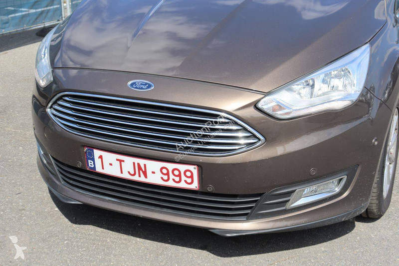 Véhicule utilitaire Ford Grand