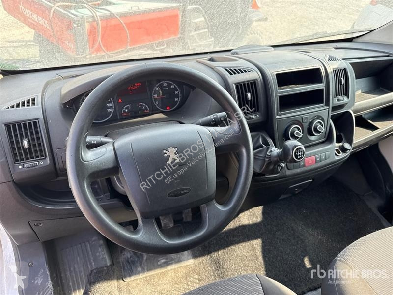 Комерційні автомобілі Peugeot Cargo Van