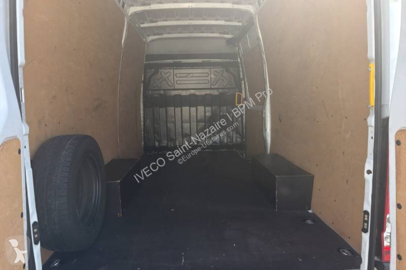 Véhicule utilitaire Iveco 35S14V12
