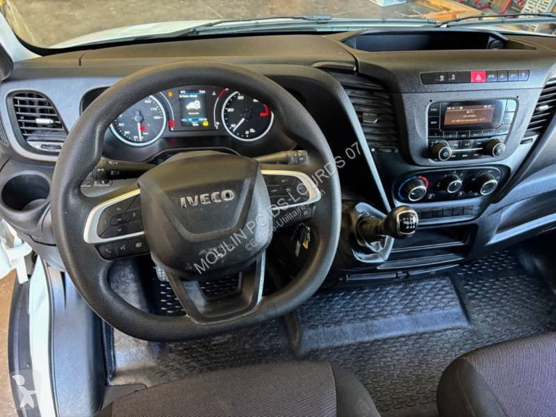 Véhicule utilitaire Iveco 35C18