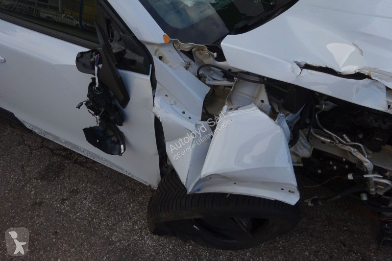 Užitkové vozidlo Peugeot 1,2 HYBRID 136 BVA