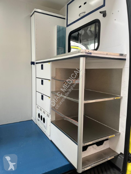 Véhicule utilitaire Mercedes L2H2 Ambulance 316...