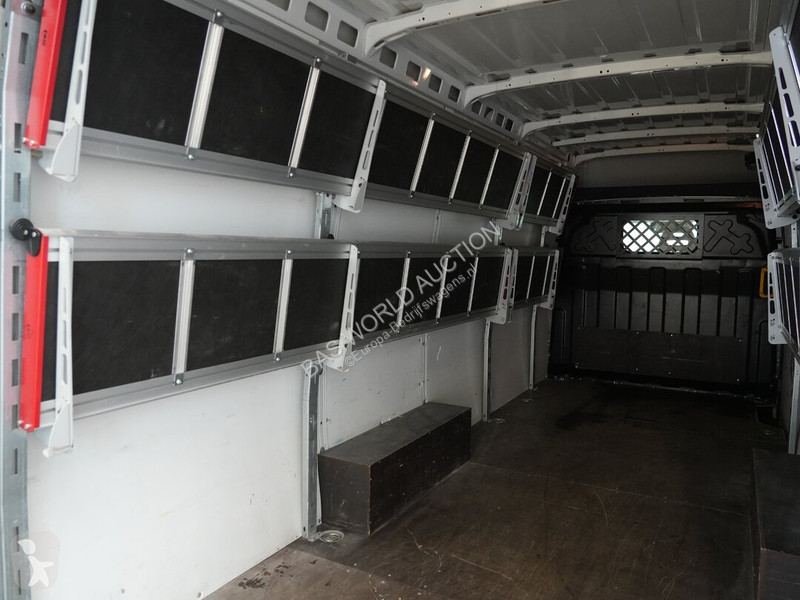 Véhicule utilitaire Iveco 35S16