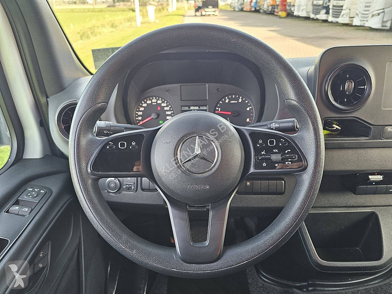 Véhicule utilitaire Mercedes 317 L2H2 RWD...