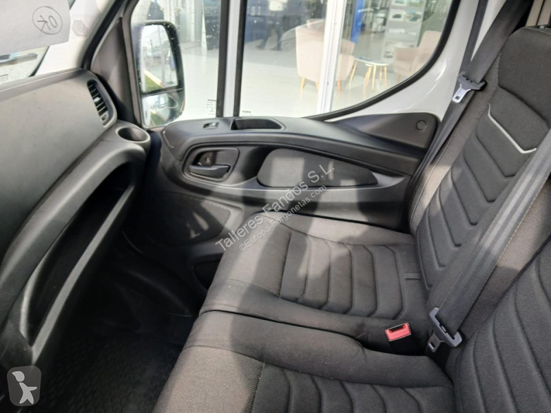 Furgoneta Iveco 35C16 3.0 20m3 con puertas...