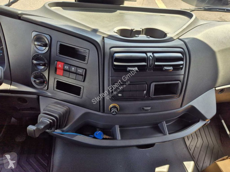 Furgoneta Mercedes 818 L Fahrgestell, 2 Stück...