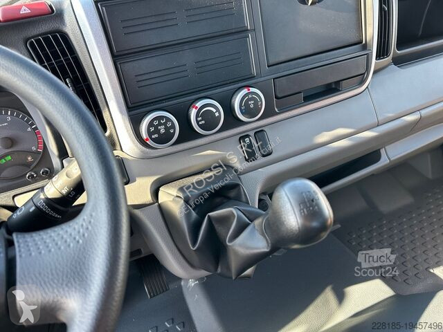 Véhicule utilitaire Mercedes 3C13/25 TF1 MY22...