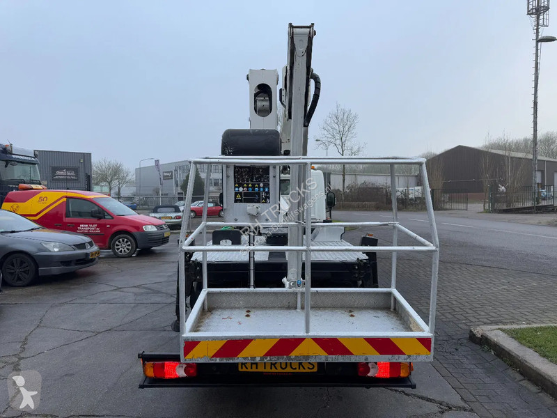 Véhicule utilitaire Nissan 35.12 + ISOLI 21...