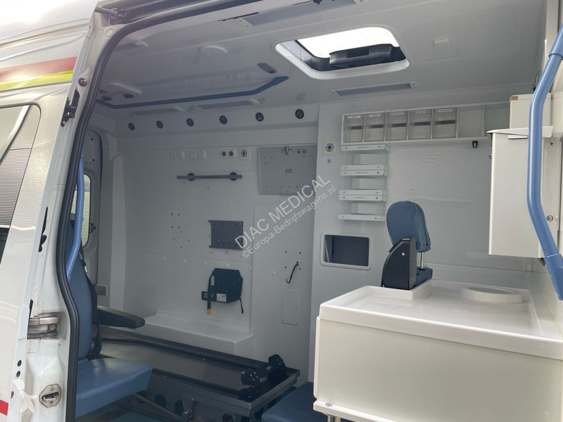 Véhicule utilitaire Mercedes 319 CDI Ambulance...