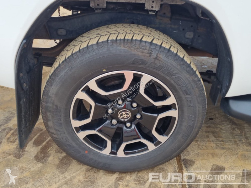 Véhicule utilitaire Toyota Hilux Invincible