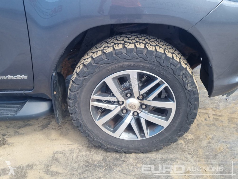 Véhicule utilitaire Toyota Hilux Invincible X