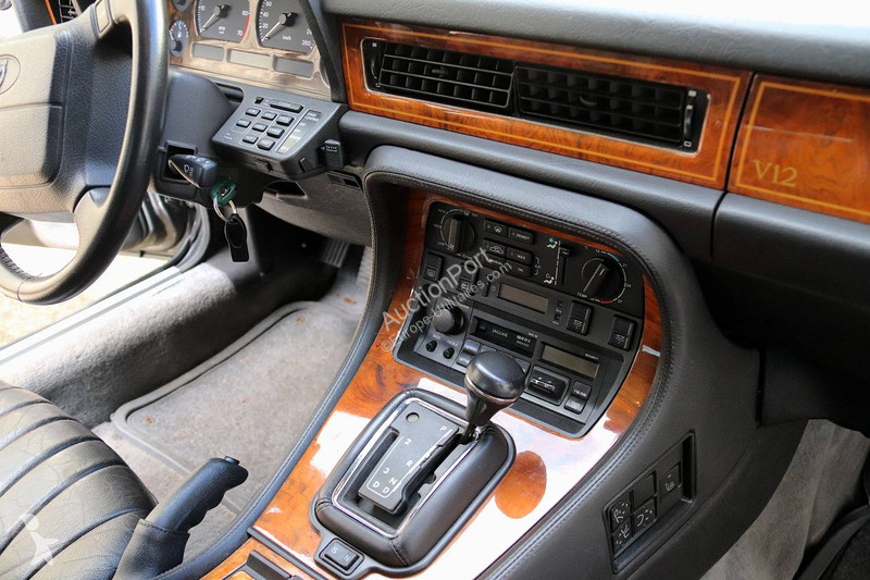 Véhicule utilitaire Jaguar XJ-12
