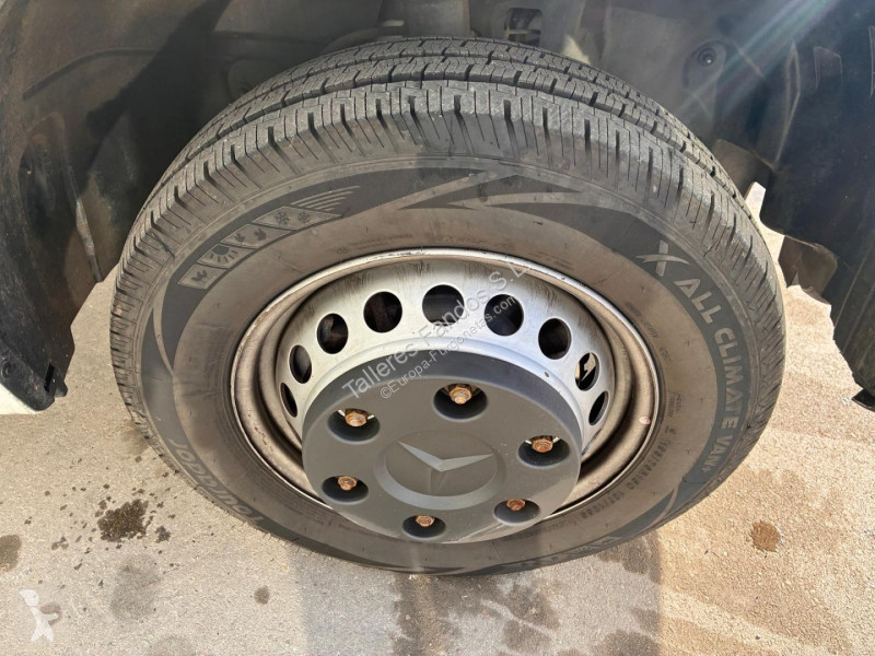 عربة نفعية Mercedes 514 20m3 con puertas traseras