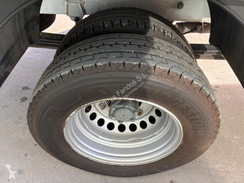عربة نفعية Mercedes 514 20m3 con puertas traseras
