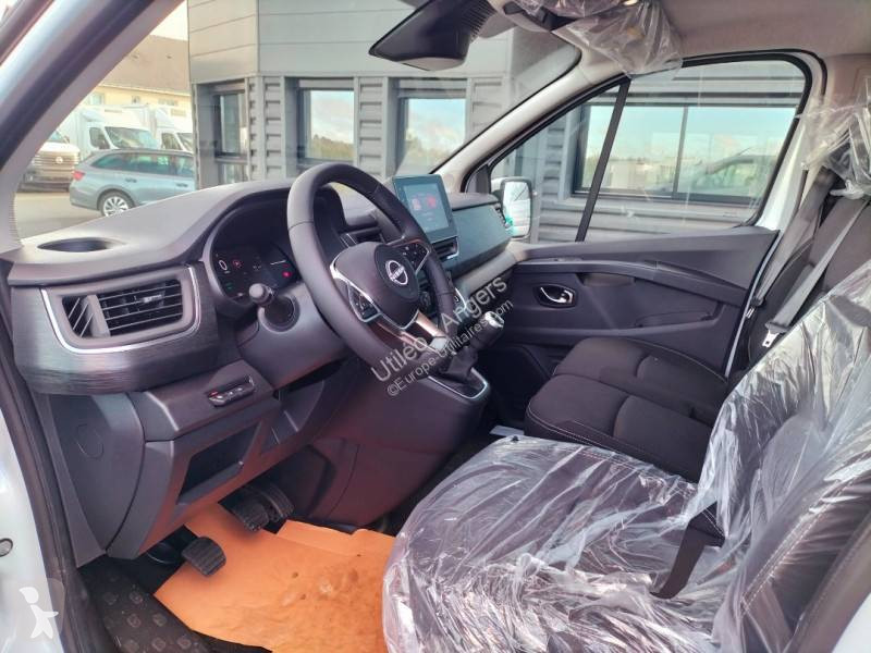 عربة نفعية Nissan
