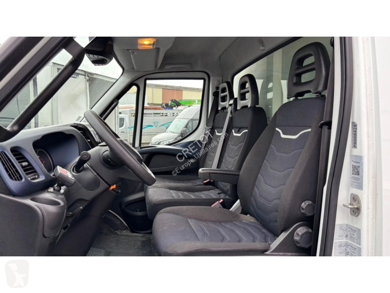 Véhicule utilitaire Iveco DAILY 35-180 3L...