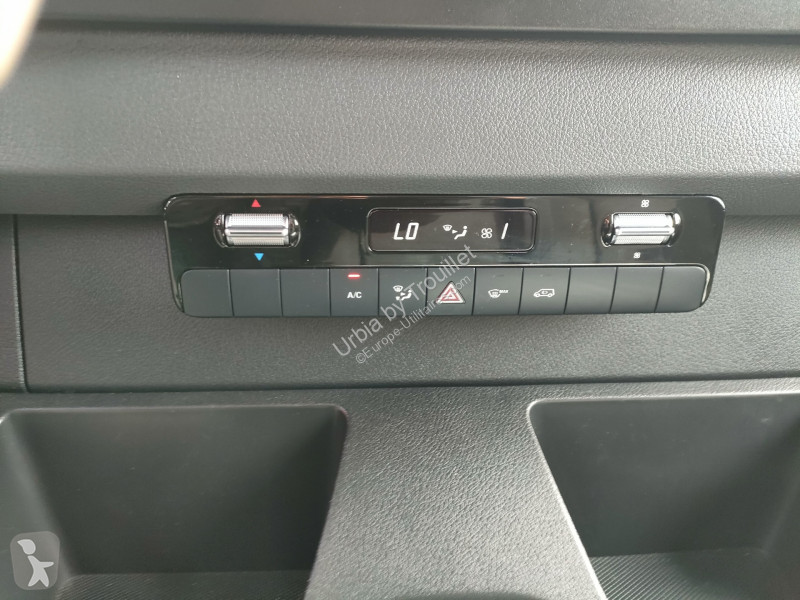 Véhicule utilitaire Mercedes 20M3 FOURGON HAYON...