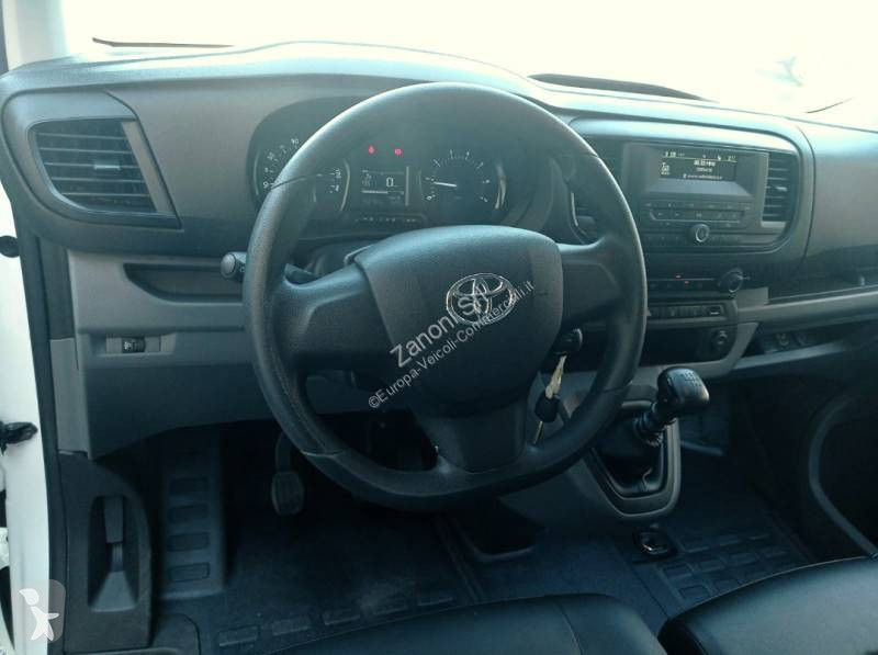 عربة نفعية Toyota