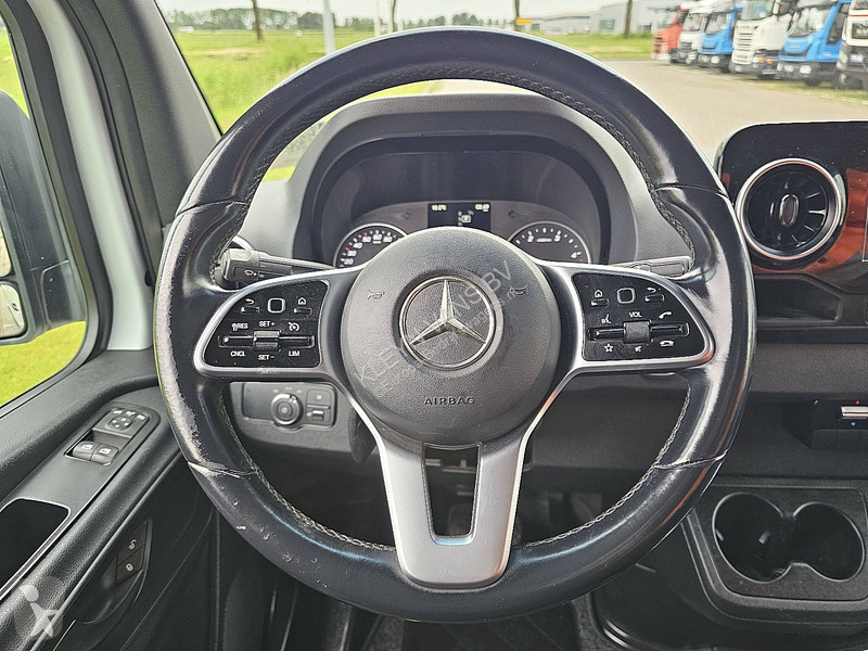 Лекотоварен автомобил Mercedes 319 L2H1 V6 LED...