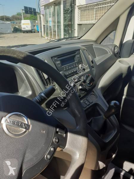 عربة نفعية Nissan