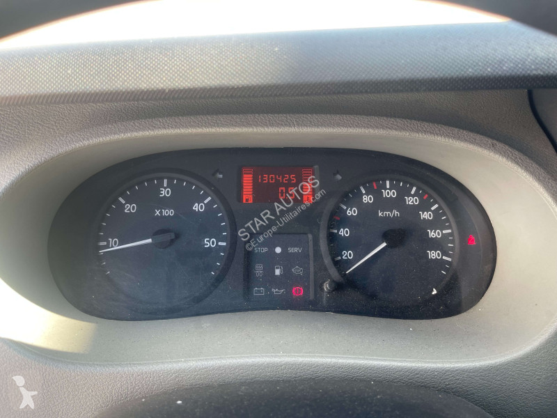 عربة نفعية Nissan