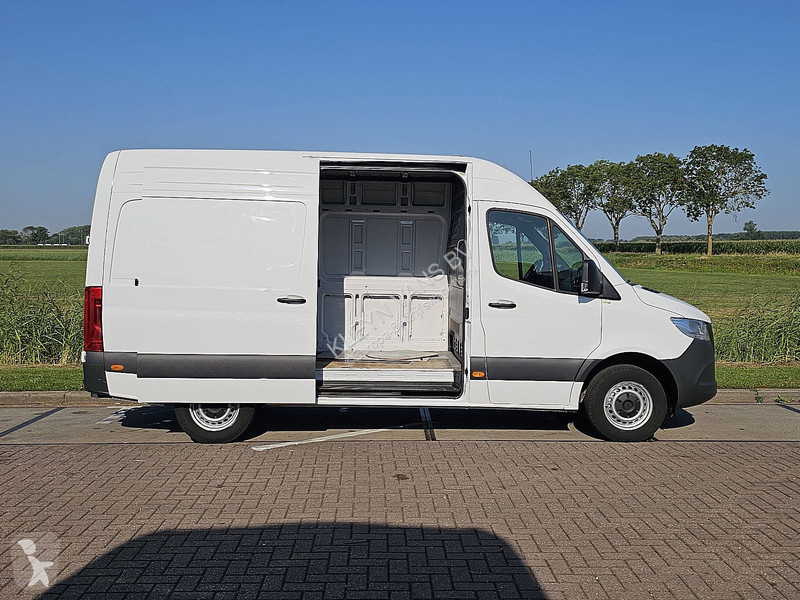 Коммерческий автомобиль Mercedes 311 L2H2...