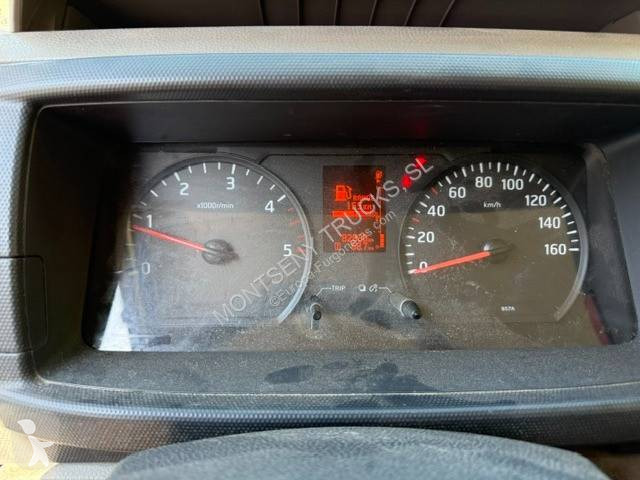 عربة نفعية Nissan