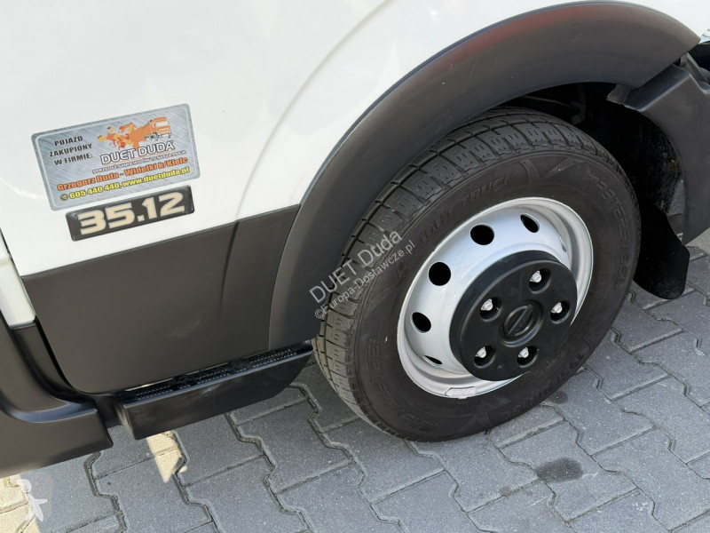 Véhicule utilitaire Nissan