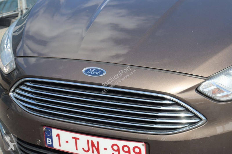 Véhicule utilitaire Ford Grand