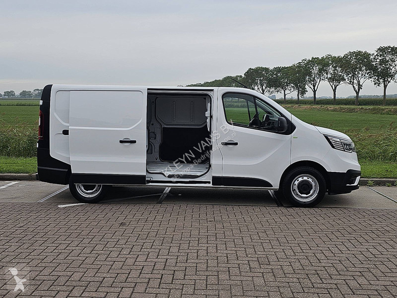 Лекотоварен автомобил Renault 2.0 DCI 130 L2H1...