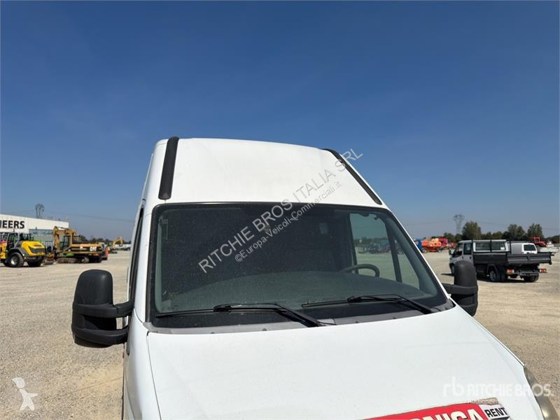 Furgoneta Iveco 35C15 Cargo Van