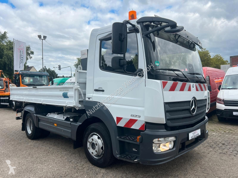 Véhicule utilitaire Mercedes 823*Meiller...