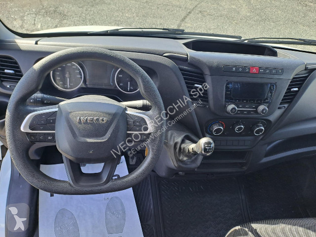 Véhicule utilitaire Iveco 35C18H