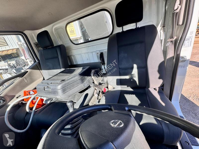 Véhicule utilitaire Nissan Camion nacelle 20m...