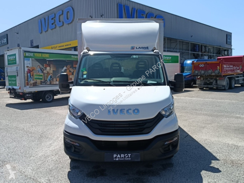 Véhicule utilitaire Iveco 35C16H empattement...