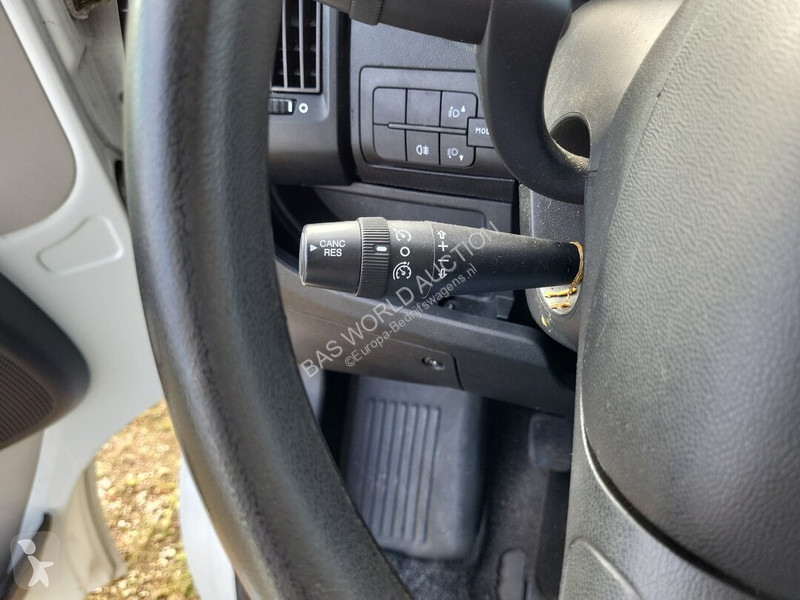 Véhicule utilitaire Peugeot 131pk