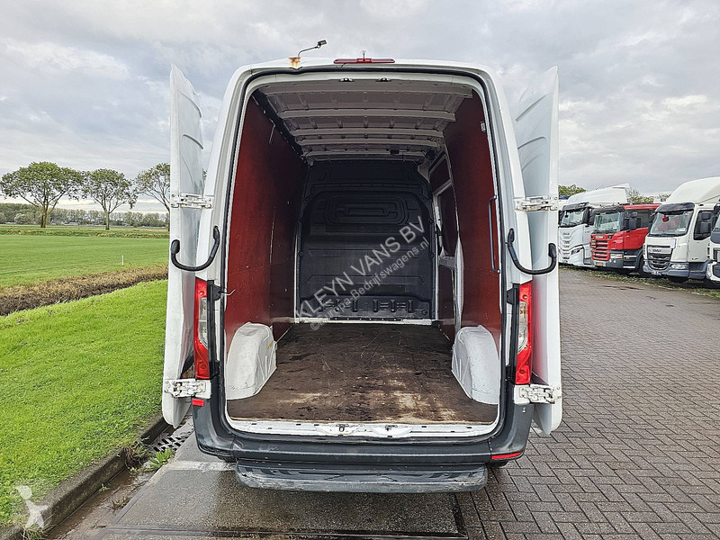 Mercedes 311 van