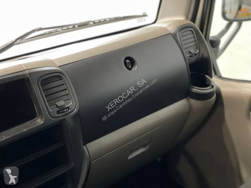 Véhicule utilitaire Nissan